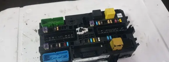 Opel Zafira B Fuse box set 13220829