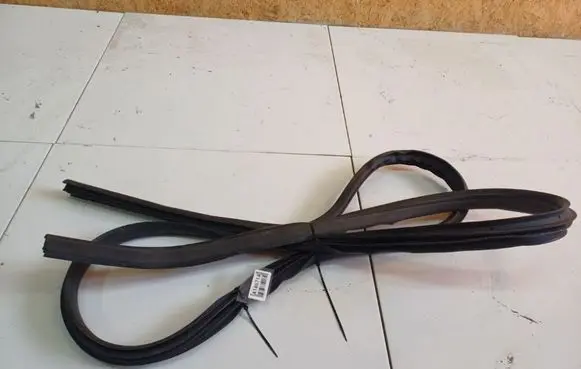 Ford Mondeo Mk III Rubber seal front coupe door 