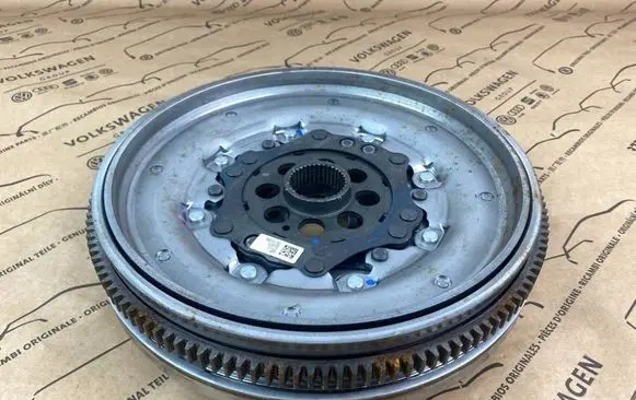 Volkswagen Transporter - Caravelle T7 Dual mass flywheel 05L105266J