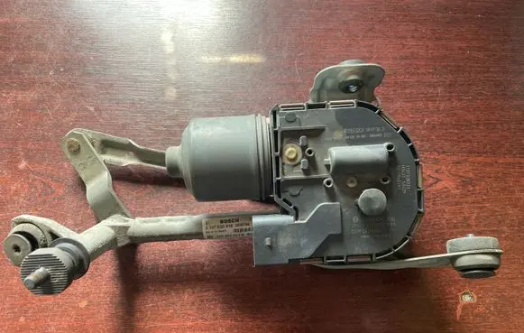 Seat Leon (1P) Front wiper linkage and motor 1P0955024B