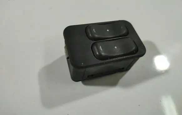 Opel Meriva A Electric window control switch 13363202
