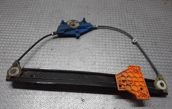 Rear window lifting mechanism without motor