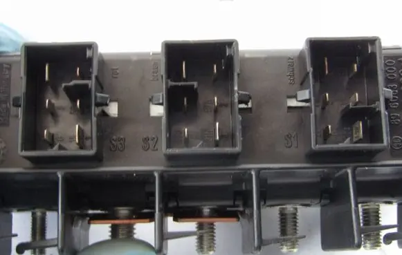 Volkswagen PASSAT B5.5 Fuse module 8L0941822A