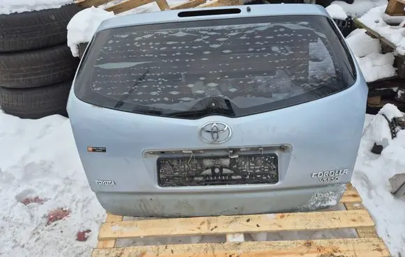 Toyota Corolla Verso AR10 Rear windscreen/windshield window 