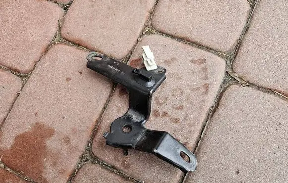 Opel Astra K Intercooler pipe mounting bracket 39143178