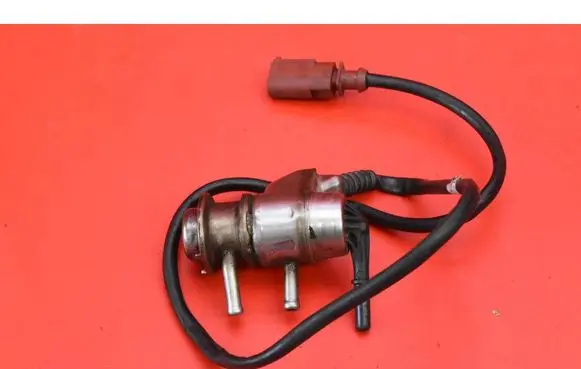 Audi A4 S4 B8 8K Fuel injector 04L131113J