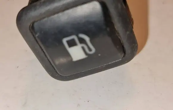 Volkswagen PASSAT B5 Fuel tank opening switch 3B0959833
