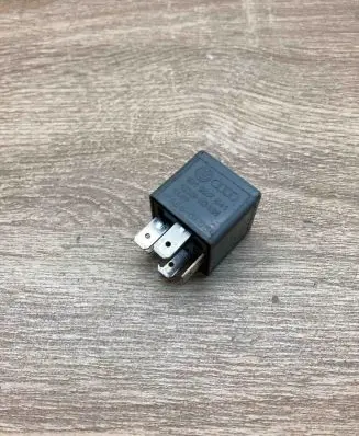 Volkswagen PASSAT B5 Other relay 191927841 V23134A52X196