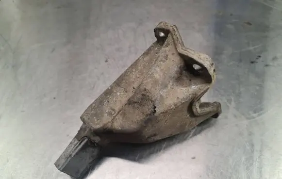 Audi A4 S4 B5 8D Gearbox mounting bracket 8D0399113A