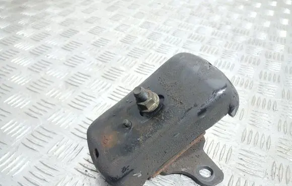 KIA Sorento Engine mount bracket