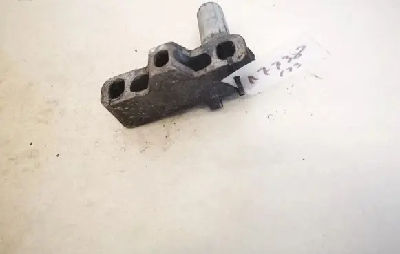 Engine mounting bracket