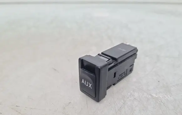 Toyota Avensis T270 AUX in-socket connector 8619005010