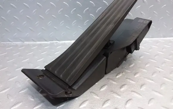 BMW 1 E81 E87 Accelerator throttle pedal 6770936 35426770936 6PV009379