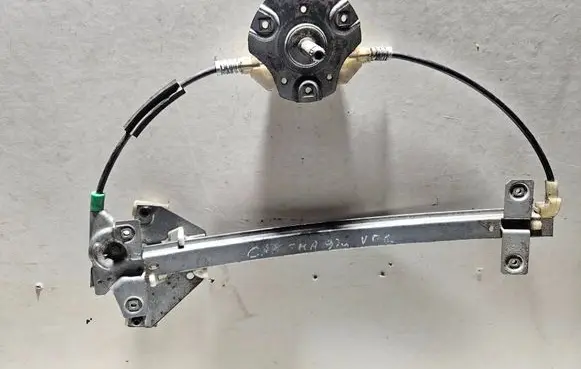 Mitsubishi Carisma Rear door manual window regulator