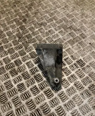 Engine mounting bracket