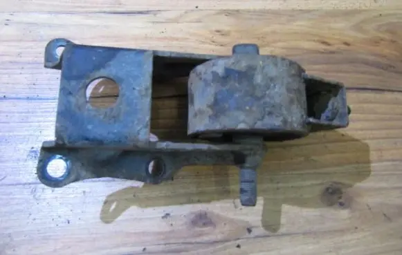 Mazda 323 F Engine mount bracket