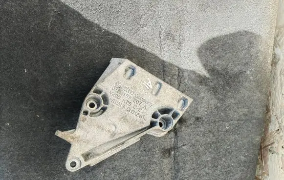 Audi A1 Engine mounting bracket 03L199207A