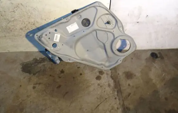 Rear door manual window regulator