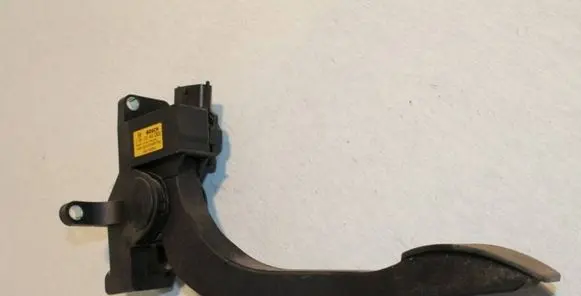 Iveco Daily 35.8 - 9 Accelerator throttle pedal 504061734 0281002632 684305747