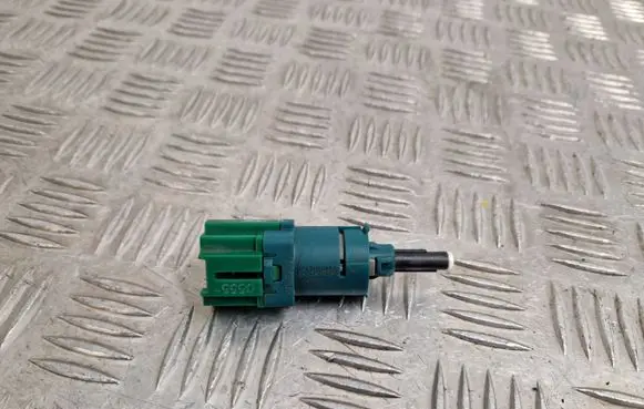 Peugeot 208 Brake pedal sensor switch 9804869480