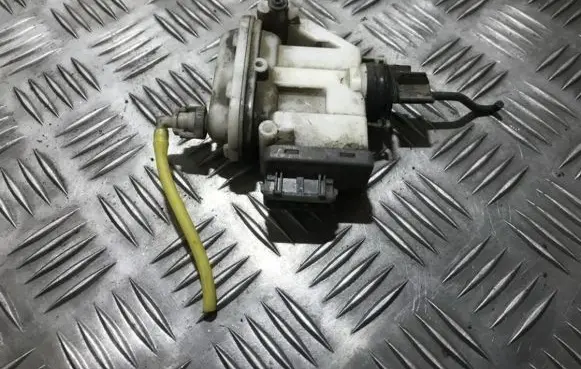 Volkswagen PASSAT B4 Central locking vacuum pump 3a0862153b