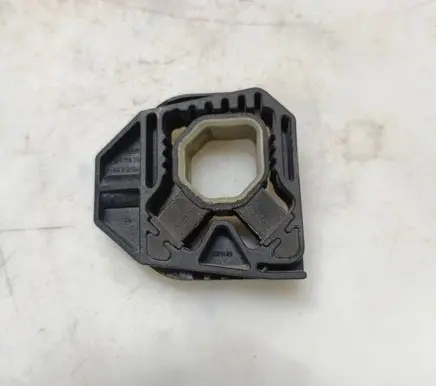 Volkswagen PASSAT B6 Radiator mount bracket 1K0121867D