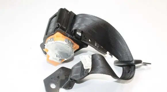 Mazda 3 II Middle seatbelt (rear) T86386T