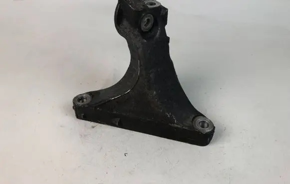 Engine mounting bracket