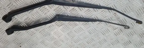 Toyota RAV 4 (XA20) Front wiper blade arm