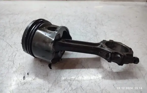 Nissan Navara D22 Piston with connecting rod
