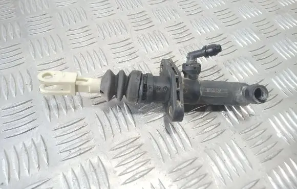 Volvo S40, V40 Clutch slave cylinder 30611705