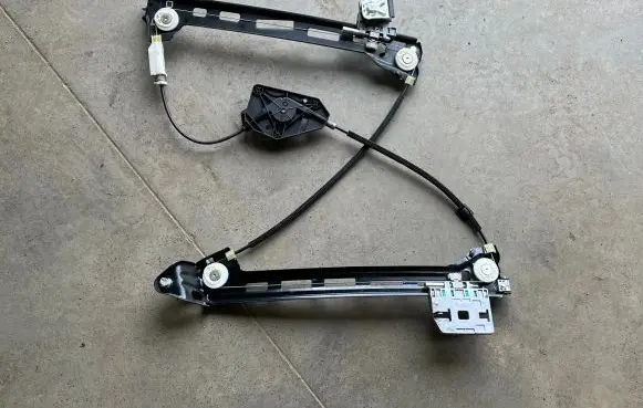 Volkswagen PASSAT CC Front door electric window regulator 