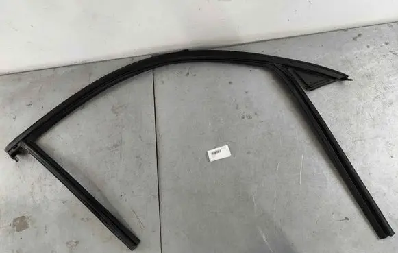 Volvo C40 Rubber seal front door window/glass 32378437 32274529