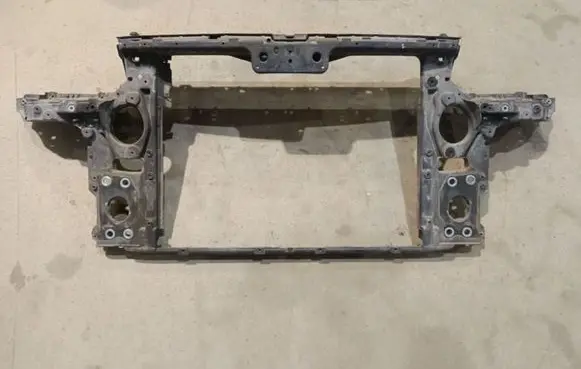Volkswagen Touareg I Radiator support slam panel