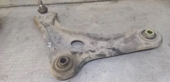 Peugeot 208 I Front lower control arm/wishbone 