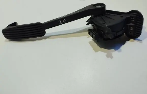 Volvo V70 Accelerator throttle pedal 9496822