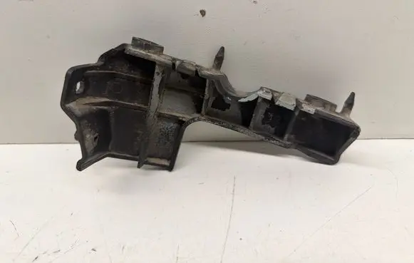Front bumper mounting bracket