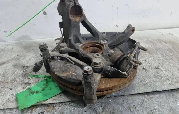 Volkswagen Golf VII Front wheel hub spindle knuckle 5Q0256R