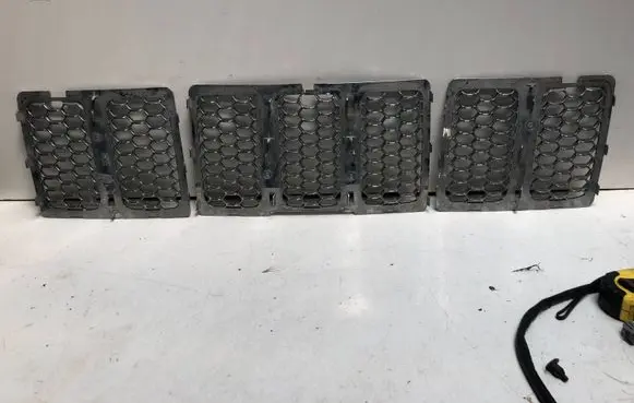 Jeep Grand Cherokee Front bumper upper radiator grill 68143129AB