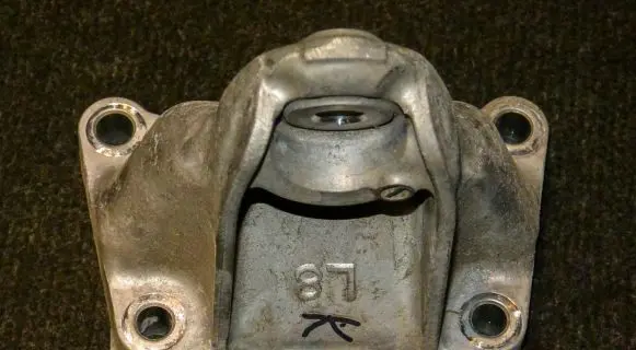 Lexus IS III XE30 Engine mounting bracket