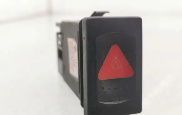 Volkswagen PASSAT B5 Hazard light switch 3B0953235C