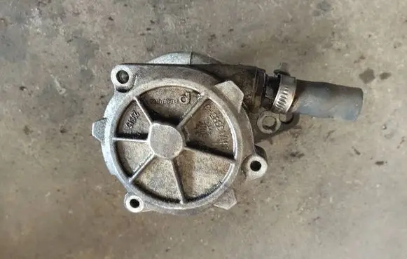 BMW 3 E46 Vacuum pump 961108855