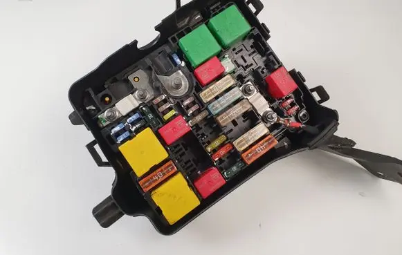 Peugeot 2008 I Fuse module 9804846880