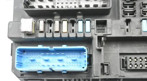 Opel Zafira B Fuse module 13206758