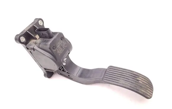 Accelerator throttle pedal