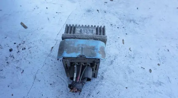 Nissan Juke I F15 Glow plug pre-heat relay 110678071R