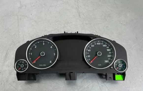 Volkswagen Touareg II Speedometer (instrument cluster) 7P6920880D 0263677004