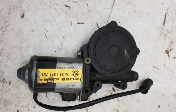 BMW 3 E30 Front door window regulator motor 51331377756