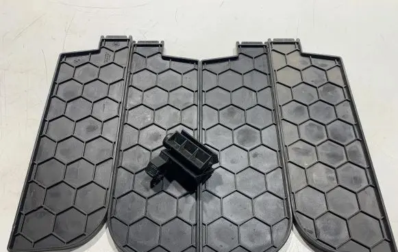 BMW 5 E60 E61 Trunk separation 7132300 13648810