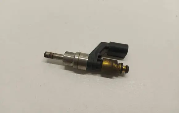 Volkswagen Golf V Fuel injector 03C906036A